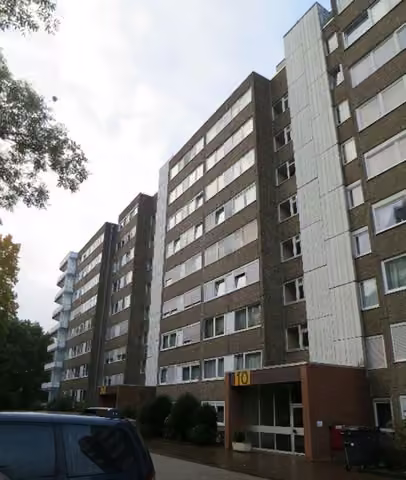 Zwangsversteigerung Eigentumswohnung in Bergisch Gladbach, Bensberg – Fassadenansicht des Gebäudekomplexes mit Treppenhauskern.