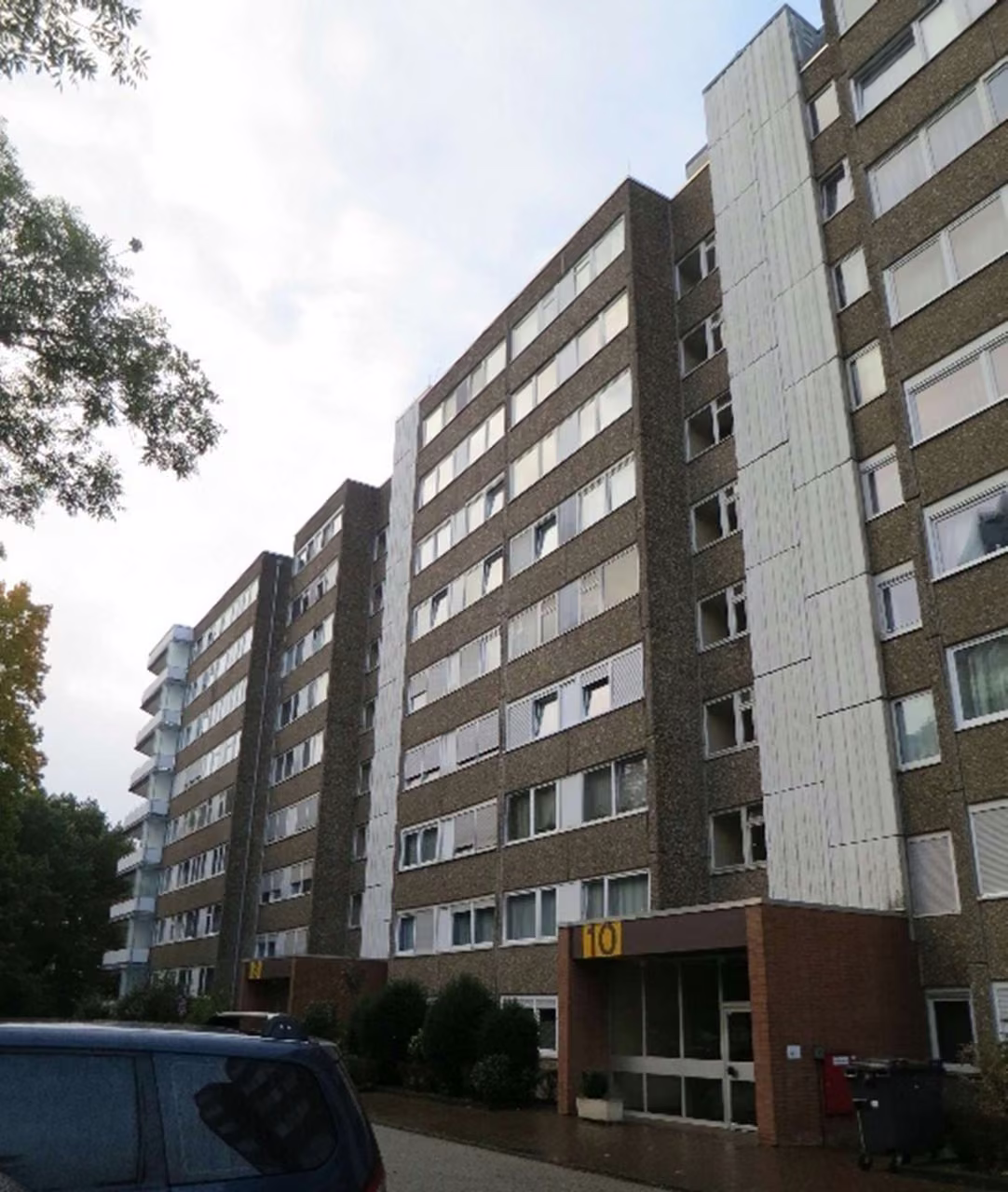 Zwangsversteigerung Eigentumswohnung in Bergisch Gladbach, Bensberg – Fassadenansicht des Gebäudekomplexes mit Treppenhauskern.