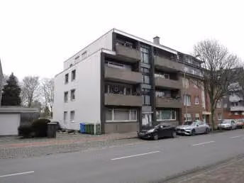 Zwangsversteigerung Eigentumswohnung in Oberhausen, Holten – Giebelfassade und Zufahrtsbereich zum rückwärtigen Grundstück.