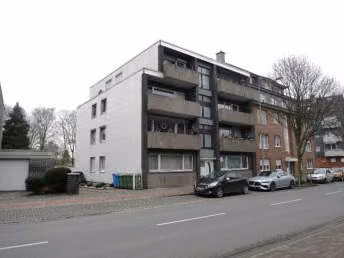 Zwangsversteigerung Eigentumswohnung in Oberhausen, Holten – Giebelfassade und Zufahrtsbereich zum rückwärtigen Grundstück.