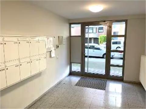 Zwangsversteigerung Eigentumswohnung in Köln, Bayenthal – Küche mit sichtbaren Feuchtigkeitserscheinungen an der Außenwand
