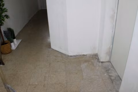 Zwangsversteigerung Eigentumswohnung in Essen, Ostviertel – Eingangsbereich EG mit Putzresten auf dem Boden.