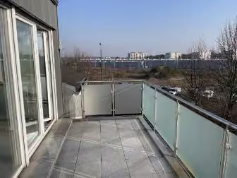 Zwangsversteigerung Mehrfamilienhaus in Köln, Bilderstöckchen – Dachterrasse und Wohnbereich der ausgebauten Dachgeschosswohnung in Haus 4 a.