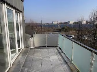 Zwangsversteigerung Mehrfamilienhaus in Köln, Bilderstöckchen – Dachterrasse und Wohnbereich der ausgebauten Dachgeschosswohnung in Haus 4 a.
