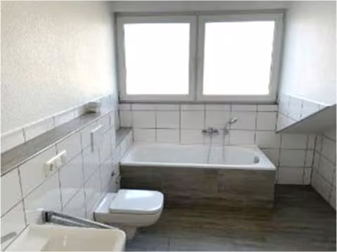 Zwangsversteigerung Mehrfamilienhaus in Köln, Bilderstöckchen – Garten- und Grünfläche auf der Grundstücksrückseite hinter den Häusern.