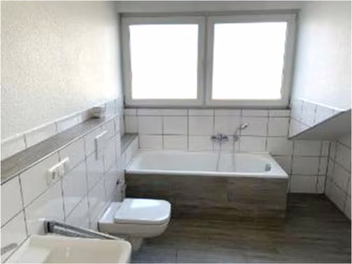 Zwangsversteigerung Mehrfamilienhaus in Köln, Bilderstöckchen – Garten- und Grünfläche auf der Grundstücksrückseite hinter den Häusern.