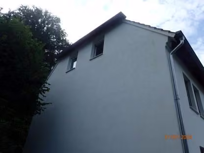 Zwangsversteigerung Eigentumswohnung in Altena, Altroggenrahmede – Straßenansicht des Wohngebäudes Brandhagener Weg 5 mit ausgebautem Dachgeschoss.