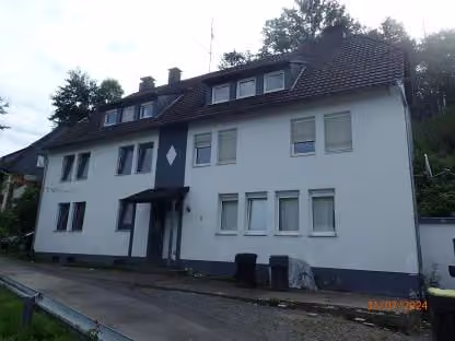 Zwangsversteigerung Eigentumswohnung in Altena, Altroggenrahmede – Giebelansicht des Gebäudes.