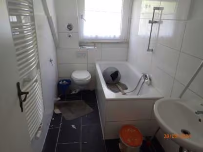 Zwangsversteigerung Eigentumswohnung in Altena, Altroggenrahmede – Badezimmer in Wohnung Nr. 6 mit Badewanne.