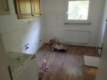 Zwangsversteigerung Eigentumswohnung in Altena, Altroggenrahmede – Küche in Wohnung Nr. 6 mit Fliesenspiegel.