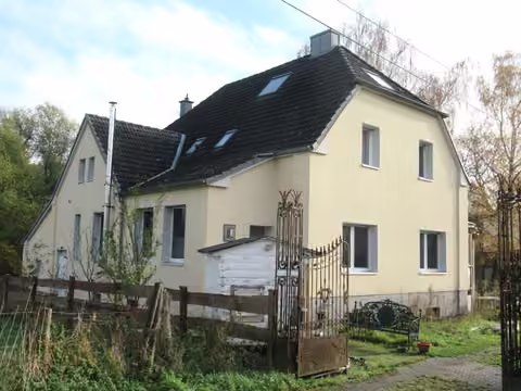 Zwangsversteigerung Einfamilienhaus in Waltrop – Straßenseitige Außenansicht des freistehenden Einfamilienhauses mit Anbau und Garteneinfriedung.