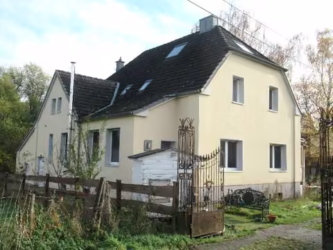 Zwangsversteigerung Einfamilienhaus in Waltrop – Frontalansicht des Wohnhauses mit Vorgartenbereich aus dem Exposé.