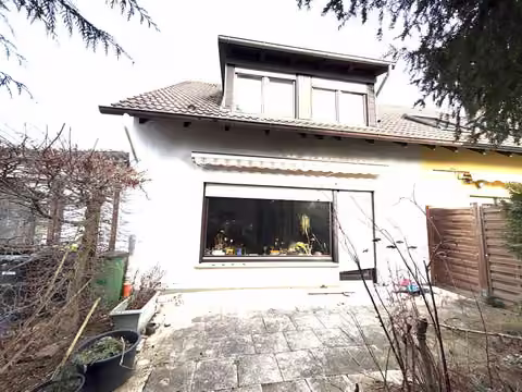 Zwangsversteigerung Reihenhaus in Bad Salzuflen – Südansicht des Hauses mit Terrasse und Dachgaube.