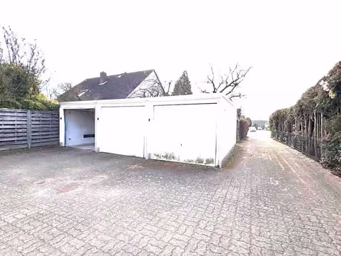 Zwangsversteigerung Reihenhaus in Bad Salzuflen – Fertiggarage und vorgelagerte anteilige Verkehrs- und Wegefläche.