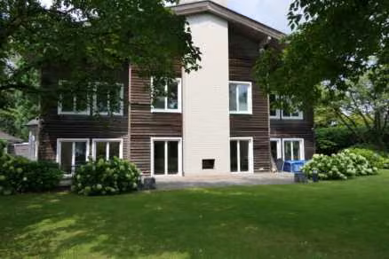 Zwangsversteigerung Einfamilienhaus in Leverkusen, Bergisch Neukirchen – Gartenansicht mit Blick auf die rückwärtige Fassade und Rasenfläche.