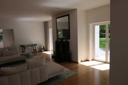 Zwangsversteigerung Einfamilienhaus in Leverkusen, Bergisch Neukirchen – Heller Wohnraum im Erdgeschoss mit Zugang zur Terrasse.