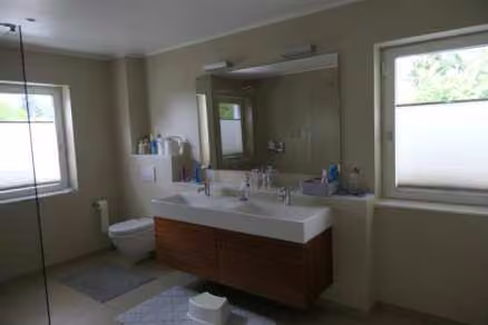 Zwangsversteigerung Einfamilienhaus in Leverkusen, Bergisch Neukirchen – Modernisiertes Badezimmer im Obergeschoss mit Doppelwaschtisch.