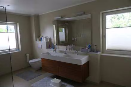 Zwangsversteigerung Einfamilienhaus in Leverkusen, Bergisch Neukirchen – Modernisiertes Badezimmer im Obergeschoss mit Doppelwaschtisch.