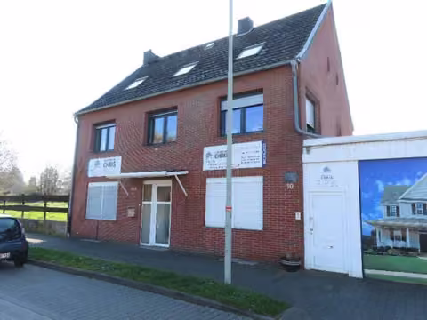Zwangsversteigerung Wohn-/Geschäftshaus in Aldenhoven, Siersdorf – Straßenansicht des Wohn- und Bürohauses mit Eingangsbereich.
