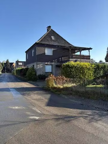 Zwangsversteigerung Einfamilienhaus in Isselburg – Straßenansicht des freistehenden Einfamilienhauses vom Dierteweg.