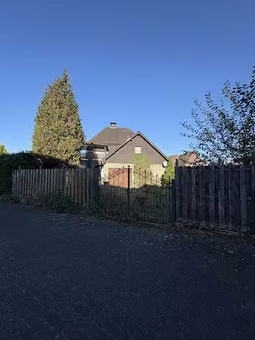 Zwangsversteigerung Einfamilienhaus in Isselburg – Ansicht vom Alten Postweg auf den Wirtschaftsanbau.