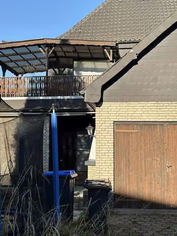 Zwangsversteigerung Einfamilienhaus in Isselburg – Detailansicht Balkon und überdachte Terrasse über dem Eingangsbereich.
