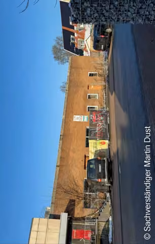 Zwangsversteigerung Grundstück in Vreden – Straßenseitige Außenansicht des Gebäudebestands an der Karl-Arnold-Straße.