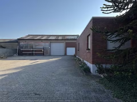 Zwangsversteigerung Einfamilienhaus in Titz, Rödingen – Befestigter Gewerbe-Vorplatz mit Blick auf den Wohnhausanbau und die Lagerhalle.