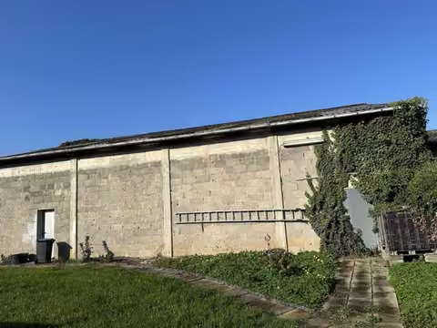 Zwangsversteigerung Einfamilienhaus in Titz, Rödingen – Rückwärtige Außenansicht der Lagerhalle mit Well-Eterniteindeckung.