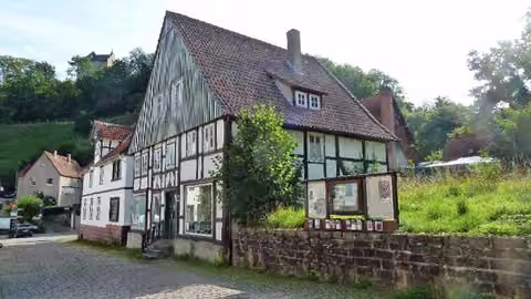 Zwangsversteigerung Wohn-/Geschäftshaus in Schieder-Schwalenberg, Schwalenberg – Außenansicht des denkmalgeschützten Ensembles Alte Torstraße 15.