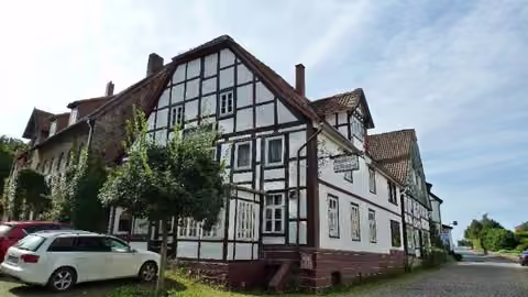 Zwangsversteigerung Wohn-/Geschäftshaus in Schieder-Schwalenberg, Schwalenberg – Straßenansicht des ehemaligen Gasthauses Lippischer Krug.