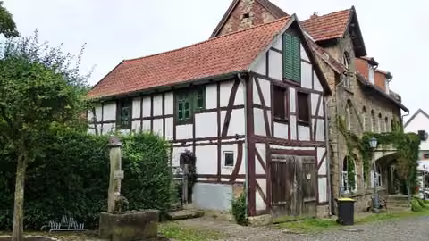 Zwangsversteigerung Wohn-/Geschäftshaus in Schieder-Schwalenberg, Schwalenberg – Außenansicht des historischen Wirtschaftsgebäudes In der Tränke 6.