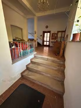 Zwangsversteigerung Einfamilienhaus in Dörentrup, Hillentrup – Eingangsbereich mit Sandsteintreppe im Erdgeschoss.
