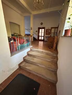 Zwangsversteigerung Einfamilienhaus in Dörentrup, Hillentrup – Eingangsbereich mit Sandsteintreppe im Erdgeschoss.