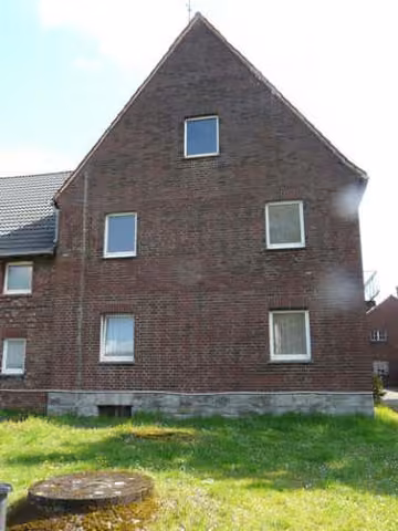 Zwangsversteigerung Zweifamilienhaus in Soest, Katrop – Giebel- und Seitenansicht des Zweifamilienhauses von Südwesten.