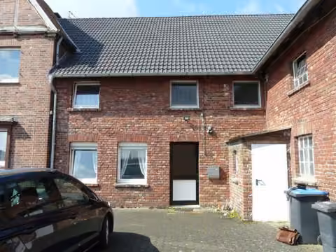 Zwangsversteigerung Zweifamilienhaus in Soest, Katrop – Hofseitige Ansicht des Zwischenbaus mit Einliegerwohnung.