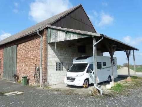 Zwangsversteigerung Zweifamilienhaus in Soest, Katrop – Ehemaliges Viehhaus mit angebauter Überdachung von Südosten.