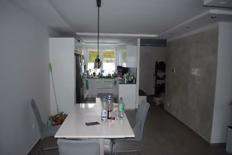 Zwangsversteigerung Einfamilienhaus in Gütersloh, Blankenhagen – Wohn- und Essbereich mit Zugang zur Terrasse.