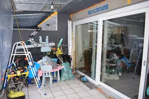 Zwangsversteigerung Einfamilienhaus in Gütersloh, Blankenhagen – Modernisiertes Badezimmer im Obergeschoss mit Wanne und Dusche.