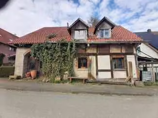 Zwangsversteigerung Einfamilienhaus in Höxter, Ovenhausen – Straßenseitige Ansicht des denkmalgeschützten Fachwerkhauses mit erneuertem Ziegeldach.