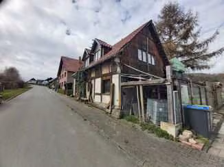 Zwangsversteigerung Einfamilienhaus in Höxter, Ovenhausen – Östliche Giebelansicht mit dem straßenseitigen, provisorischen Unterstellplatz.