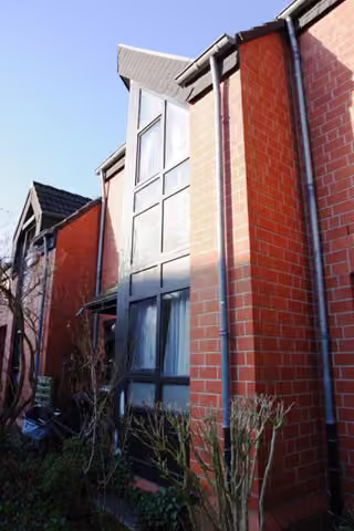 Zwangsversteigerung Reihenhaus in Neuss, Erfttal – Straßenansicht des Reihenmittelhauses aus östlicher Richtung.
