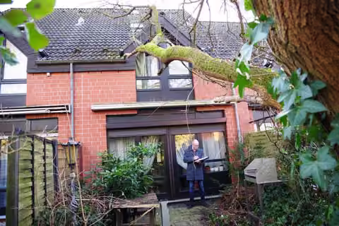Zwangsversteigerung Reihenhaus in Neuss, Erfttal – Rückwärtige Gartenansicht des Einfamilienhauses aus westlicher Richtung.