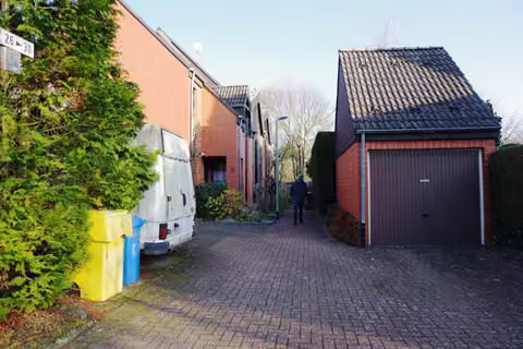 Zwangsversteigerung Reihenhaus in Neuss, Erfttal – Ansicht der Zuwegung und der Garagenanlage.