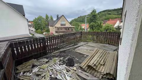 Zwangsversteigerung Doppelhaushälfte in Beverungen, Dalhausen – Marode Dachterrasse auf dem Garagenanbau im Obergeschoss.