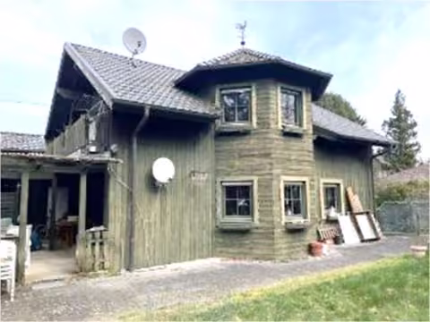 Zwangsversteigerung Mehrfamilienhaus in Windeck, Rosbach – Südansicht des Dreifamilienhauses mit Holzerker und Holzfassade