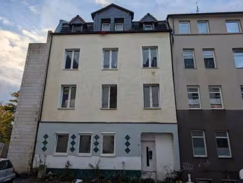 Zwangsversteigerung Mehrfamilienhaus in Dortmund, Eving – Straßenansicht der Gebäudefassade von Nordwesten.