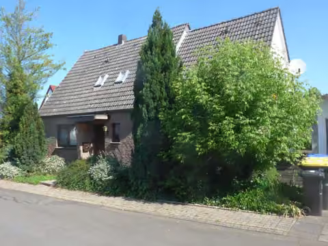 Zwangsversteigerung Einfamilienhaus in Porta Westfalica, Nammen – Straßenansicht des Einfamilienhauses mit Vorgarten.