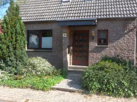 Zwangsversteigerung Einfamilienhaus in Porta Westfalica, Nammen – Eingangsbereich des Wohnhauses mit Überdachung und Zuwegung.