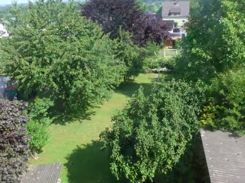 Zwangsversteigerung Einfamilienhaus in Porta Westfalica, Nammen – Blick über das rückwärtige Gartengrundstück mit Baumbestand.